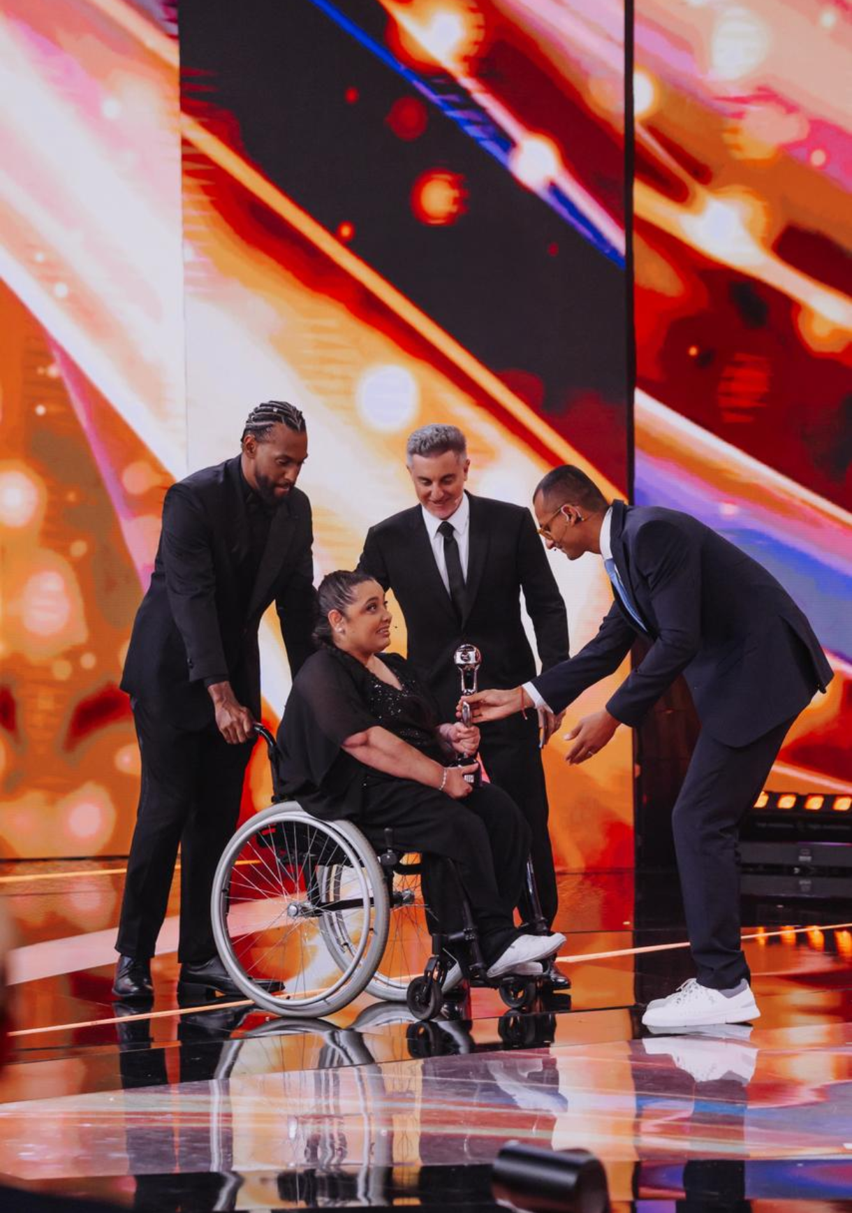 Ana recebendo o prêmio